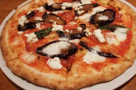Pizza con Melanzane e Caprino