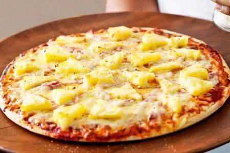 Pizza Hawaii con prosciutto e ananas