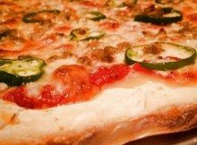 Pizza Piccante con Salsiccia e Peperoni